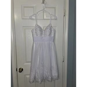 A Line/ Princess Spaghetti Strap Wedding Dress Size 6